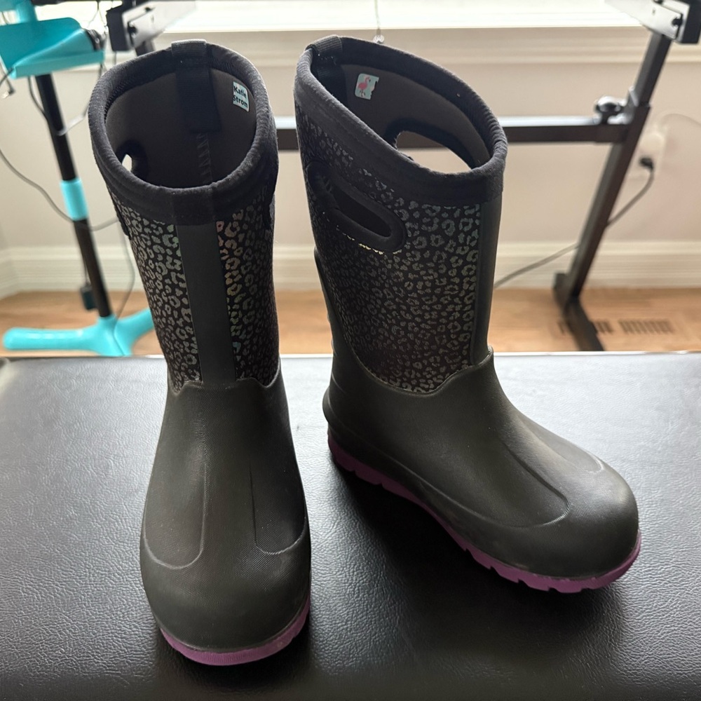BOGS winter - Kids Black and Purple Boots size 12